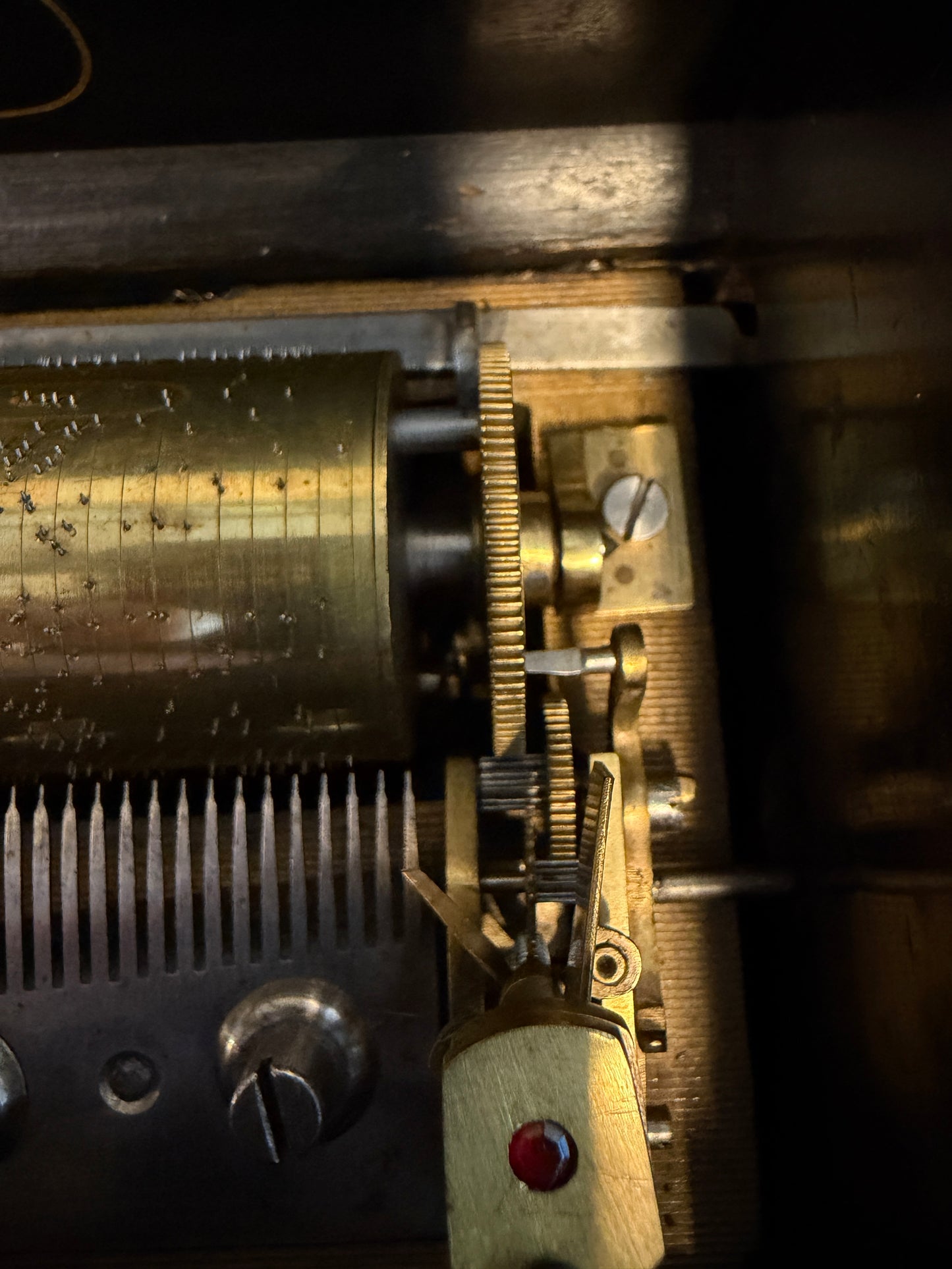 A Late 19th Century Swiss Music Box Playing 6 Airs